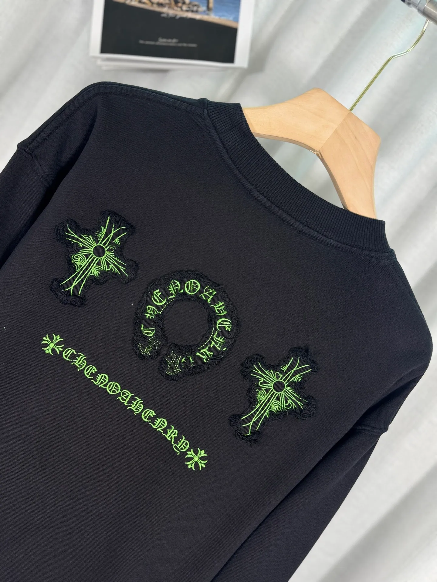 P260 top version, real shot without P, ​​different from market currency) 𝗖𝗵𝗿𝗼𝗺𝗲 𝗛𝗲𝗮𝗿𝘁𝘀/Cro Heart 2025 washed patch embroidery autumn and winter new original single counter American laser burnt 3D three-dimensional color embroidered couple casual sweatshirt 👑The highest version! Customized fabric 430g tripe terry fabric! American acid-washed and distressed original fabric laser burnt ✟appliqué embroidery and exquisite embroidery of letters! The best-selling model in the counter, very comfortable to wear. Accessories: original molded and authenticated collar label➕100% silk wash label. Genuine purchase-grade original hangtag➕matching hanging rope➕3D hanging beads➕original packaging bag. Craftsmanship: The original version has consistent wiring! The highest version of the armhole matching technique! Color: Pink Black Size: S M L XL Style No.: 9333